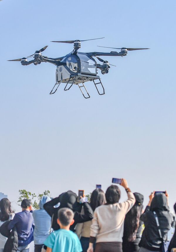 Takav neobičan koncept predstavila je i kineska kompanija XPENG, odnosno njihov odsek XPENG AeroHT. Zove se Kopneni nosač aviona („Land Aircraft Carrier“) i sastoji se od dva dela, a jedan je neka vrsta velikog pikapa ili kamiona, dok je drugi električni dron za dve osobe. - Sputnik Srbija