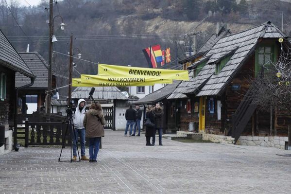 Након отварања фестивала приказан је филм „Злато или блато“, победника фестивала у Пекингу, редитеља Феја Лонга и одржана мајсторска радионица са награђиваном глумицом Хонг Јуе. - Sputnik Србија