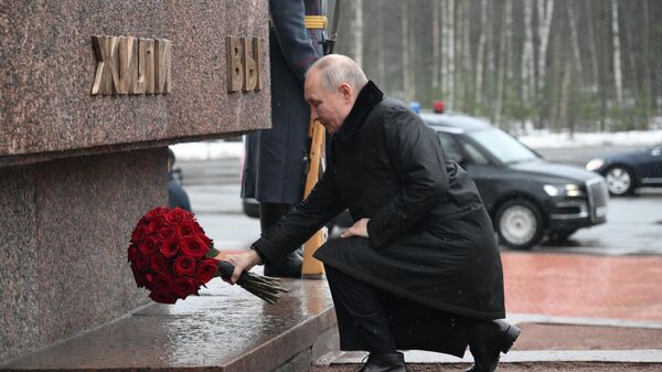 Председник Русије Владимир Путин полаже цвеће на споменик Гранични камен поводом 81. годишњице пробијања опсаде Лењинграда - Sputnik Србија