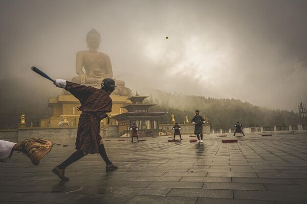 Млади монаси у Бутану играју бејзбол поред огромне статуе Буде. Млади монаси у Бутану играју бејзбол поред огромне статуе Буде. - Sputnik Србија