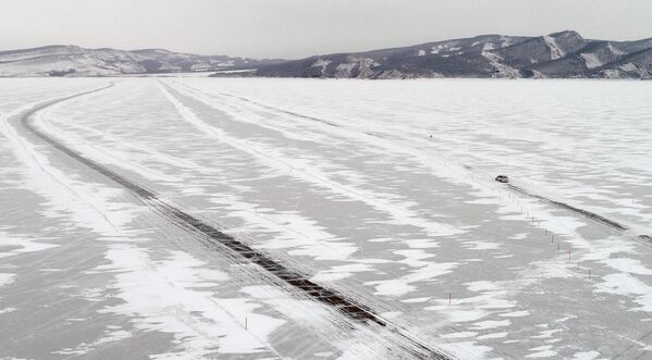 Аутомобил прелази реку Јенисеј преко леденог прелаза „Новосјолово-Улази“. Аутомобил прелази реку Јенисеј преко леденог прелаза „Новосјолово-Улази“. - Sputnik Србија