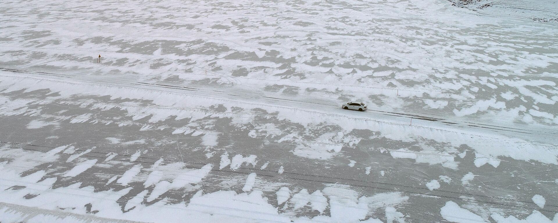 Avtomobilь peresekaet Eniseй po ledovoй pereprave Novosёlovo - Ulazы - Sputnik Srbija, 1920, 01.03.2025