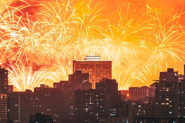 Ватромет изнад Бисерне реке на први дан Кинеске нове године 29. јануара 2025. у Гуангџоу, провинција Гуангдонг у Кини. - Sputnik Србија