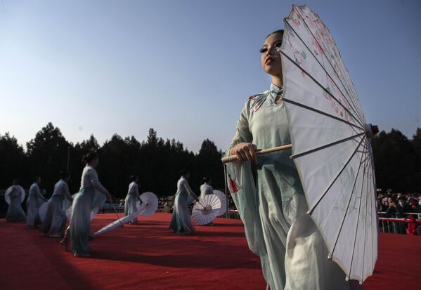 Традиционални плесачи наступају током прославе Кинеске нове године и Пролећног фестивала у парку Дитан у Пекингу. - Sputnik Србија