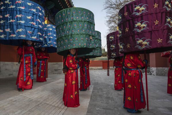 Извођачи у костимима који подсећају на оне из династије Ћинг 30. јануара 2025. у Пекингу. - Sputnik Србија