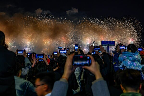 Туристи уживају у ватромету другог дана Пролећног фестивала, 30. јануара 2025. у Шантоуу, провинција Гуангдонг у Кини. - Sputnik Србија