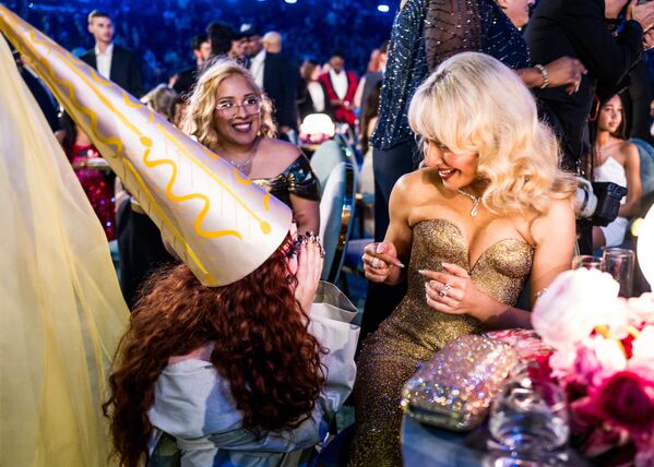 За најбољег новог уметника проглашена певачица Чапел Роуан. За најбољи поп албум Греми је добила Сабрина Карпентер за „Short n' Sweet“. - Sputnik Србија