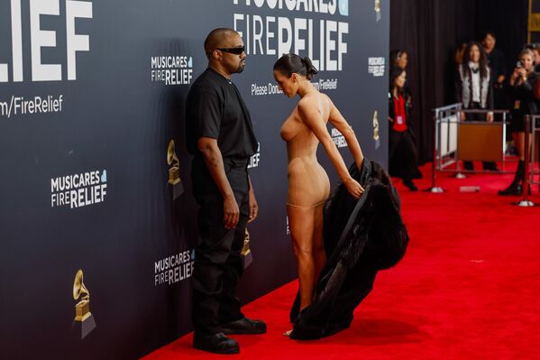 Кање Вест и Бјанка Сенсори на 67. додели Греми награда одржаној у Cripto.com Арени у Лос Анђелесу. - Sputnik Србија