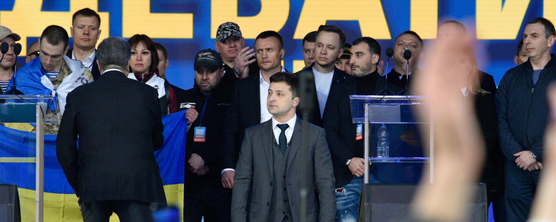 Владимир Зеленски клечи током предизборне дебате 2019. године - Sputnik Србија, 1920, 05.02.2025