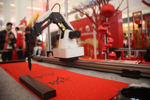 Посетиоци сајма одушевљени могућностима робота који су представљени на Сајму науке и технологије - Sputnik Србија