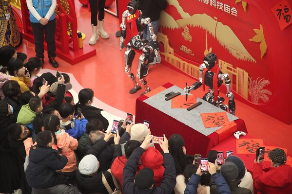 Роботи су демонстрирали и своје говорничке способности - Sputnik Србија