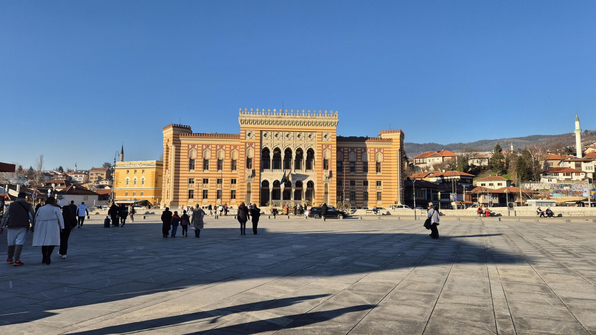 Trg ispred Sarajevske vijećnice u Sarajevu Trg ispred Sarajevske vijećnice u Sarajevu - Sputnik Srbija, 1920, 26.08.2025