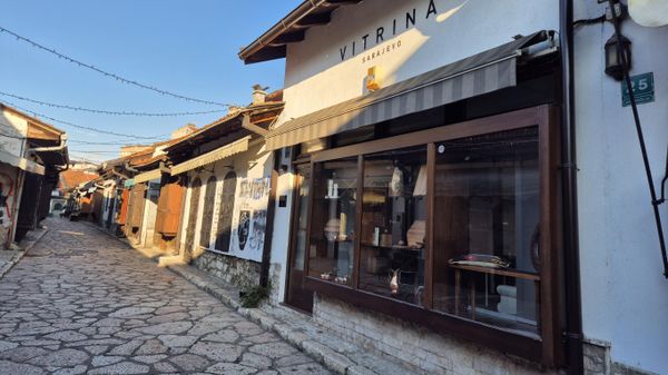Дечак мора да оде, а никог не занима како је криминално-естрадни миље стигао до великана Југославије