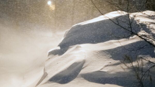 Zametennaя ulica v prigorode Юžno-Sahalinska vo vremя silьnogo snežnogo ciklona - Sputnik Srbija