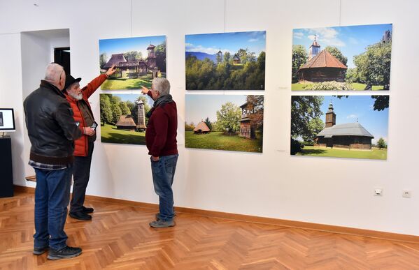 Fotografije sakralnih objekta uslikanih objektivom Stanka Kostića, posetiocu dočaravaju snagu vere i borbe za očuvanje iste u teškim i turbulentnim vremenima. Autor izložbe zainteresovanom slušaocu pričom obogaćuje svaku fotografiju jer svaka crkvica ima neku svoju istoriju - Sputnik Srbija