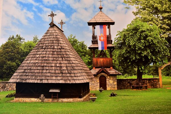 Posle izložbe posvećene crkvama brvnarama u Srbiji, Kostić se uputio preko Drine, da bi objektivom fotoaparata zabeležio i taj deo srpskog duhovnog prostora - Sputnik Srbija