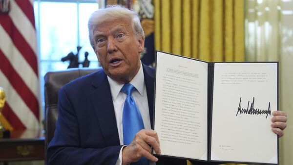 President Donald Trump holds an executive order regarding withdrawing from the United Nationals Human Rights Council in the Oval Office of the White House, Tuesday, Feb. 4, 2025, in Washington.  - Sputnik Srbija