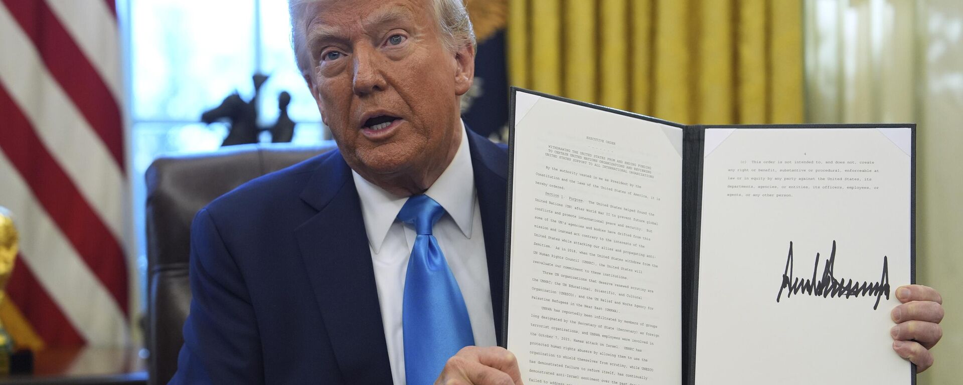 President Donald Trump holds an executive order regarding withdrawing from the United Nationals Human Rights Council in the Oval Office of the White House, Tuesday, Feb. 4, 2025, in Washington.  - Sputnik Srbija, 1920, 09.02.2025