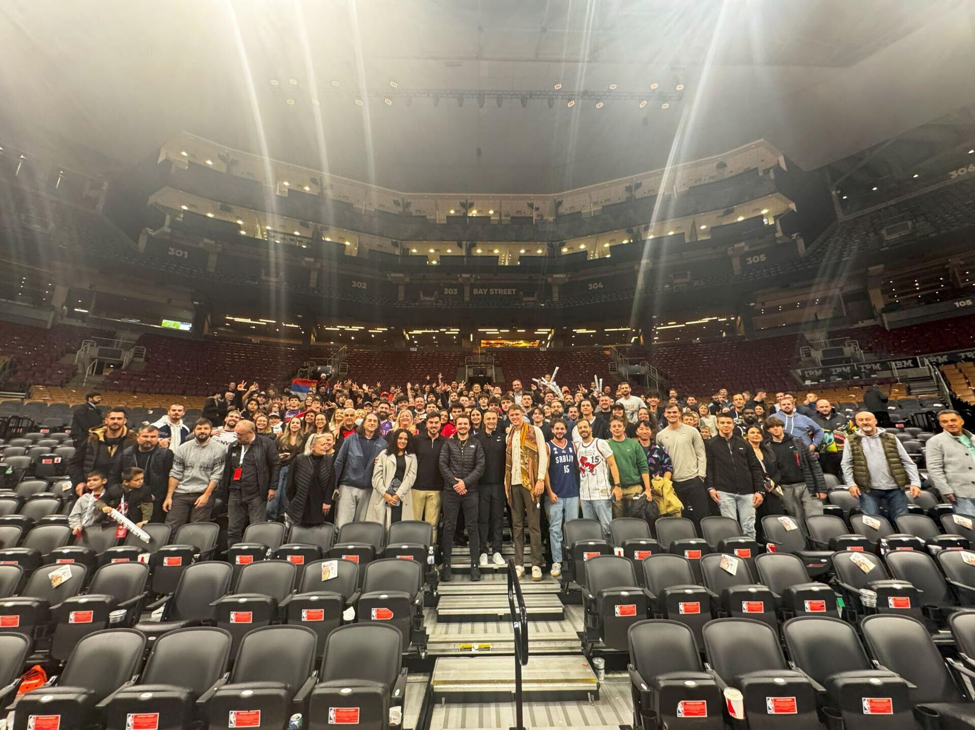 Pодршка дијаспоре окупљене на платформи Серблинк Николи Јокићу на утакмици против Торонто Репторса чији је тренер Дарко Рајаковић поделио своја искуства са свима Pодршка дијаспоре окупљене на платформи Серблинк Николи Јокићу на утакмици против Торонто Репторса чији је тренер Дарко Рајаковић поделио своја искуства са свима - Sputnik Србија, 1920, 16.02.2025