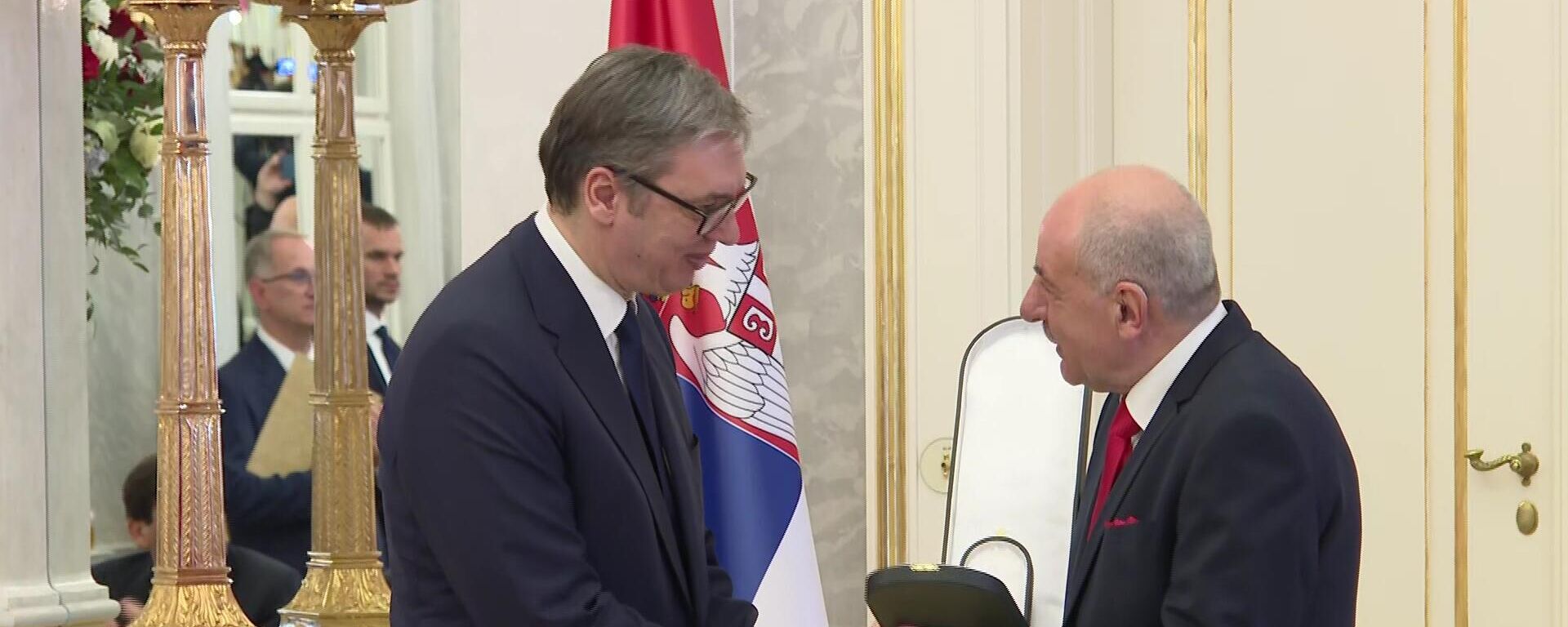 Predsedniku Srbije Aleksandru Vučiću, predsednik Mađarske Tamaš Šujok uručio je danas na sveačnoj ceremoniji u Budimpešti Veliki krst Ordena za zasluge sa ogrlicom i zlatnom zvezdom. - Sputnik Srbija, 1920, 17.02.2025