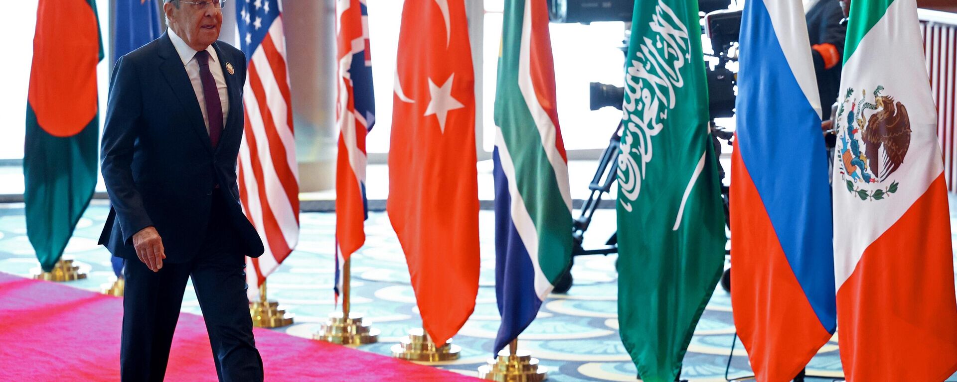 Russian Foreign Minister Sergey Lavrov arrives for the first session of the G20 Summit - Sputnik Србија, 1920, 18.02.2025