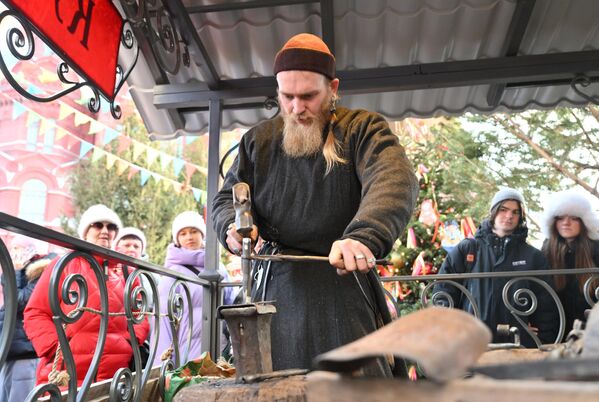 U sredu svaka brižna majka može da utiče na ličnu sreću svoje ćerke, i prema ruskoj tradiciji, njenog izabranika poziva na palačinke. Što više muškarac pojede - to će srećniji, bogatiji i duži brak imati. - Sputnik Srbija