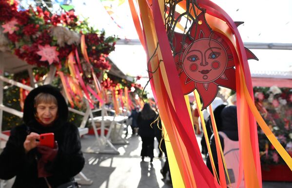 Prema tradiciji, u petak se unučići predaju bakama i dekama sa muževljeve strane, kako bi muž tašti pokazao koliko je galantan i velikodušan. U petak je običaj da se daruju darovi i bavi humanitarnim radom, ali i ugađa sebi. - Sputnik Srbija