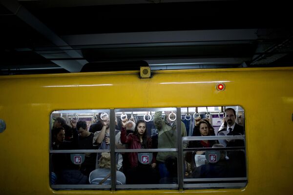 Nešto bolja situacija u vagonu metroa dok putnici čekaju polazak sa stanice u Buenos Ajresu u Argentini. - Sputnik Srbija