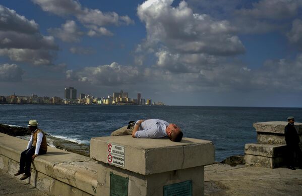 Слатки снови на обали у Хавани, Куба. - Sputnik Србија