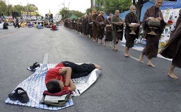 Тајландски демонстрант  спава на улици након демонстрација испред зграде владе у Бангкоку 2006. године. - Sputnik Србија