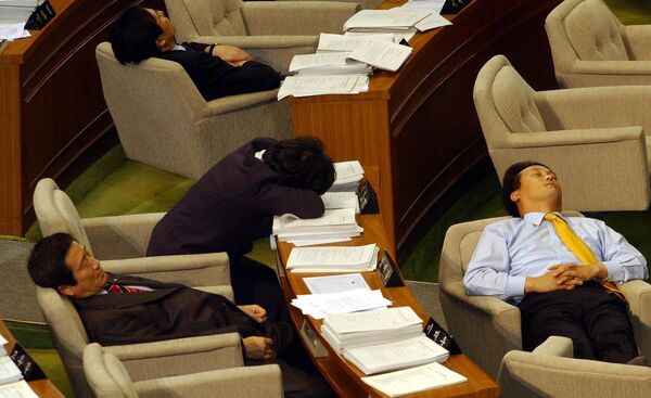 Посланици у Јужној Кореји спавали су 2004. у парламенту у Сеулу. - Sputnik Србија