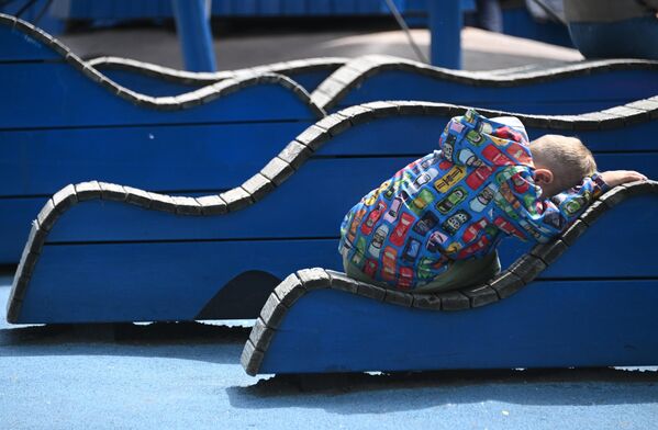 Малишан је заспао у парку у Москви. - Sputnik Србија