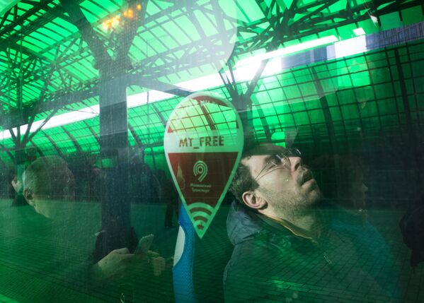 Возови у Москви умеју да буду идеално место за кратак дремеж. - Sputnik Србија