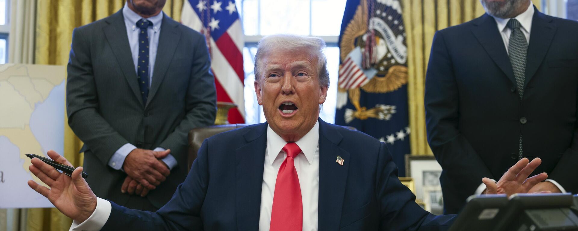 President Donald Trump speaks to reporters in the Oval Office at the White House in Washington, Tuesday, Feb. 25, 2025. - Sputnik Srbija, 1920, 27.02.2025