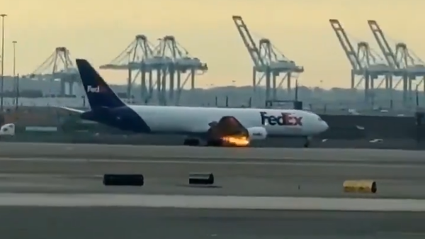 Teretni avion kompanije FedEks prinudno sleteo na aerodrom „Njuark liberti internešenel“ - Sputnik Srbija