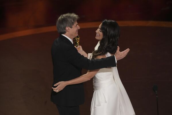 Бразилски филм „Још сам ту“ добник је Оскара за најбољи филм ван енглеског говорног подручја. Награду је Валтеру Салесу уручила Пенелопе Круз. - Sputnik Србија