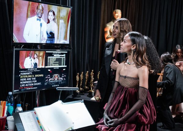 Глумца Зое Салдана награђена је Оскаром за споредну улогу у филму „Емилија Перез“. - Sputnik Србија