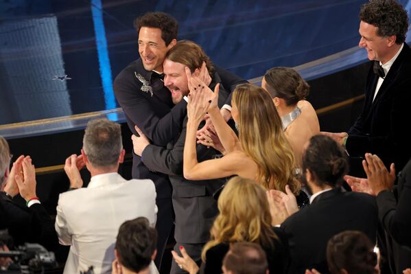 Едријан Броди добио је награду Оскар за главну улогу у филму „Бруталист“. Награду му је уручио оскаровац Килијан Марфи. - Sputnik Србија