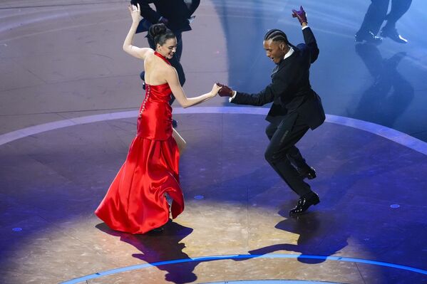 Уз чувену филмску тему из остварења о Бонду плесала је звезда „Супстанце“ Маргарет Кволи. - Sputnik Србија