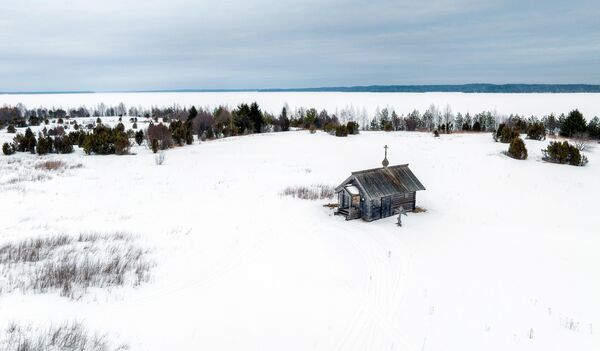 Капела Светог Николаја Чудотворца на острву Рагуново у Националном парку Водлозерски у Пудожском округу Републике Карелије. - Sputnik Србија