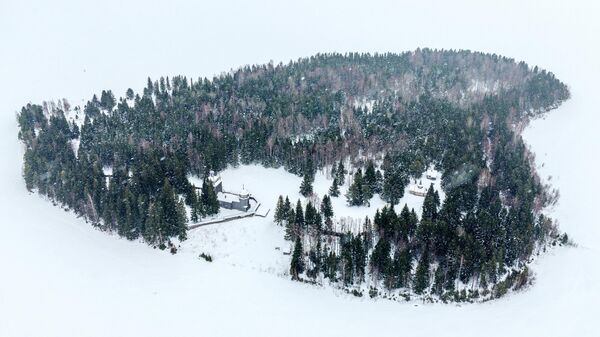 Острво Мали Колгостров на језеру Водлозеро у Националном парку Водлозерски у Пудожском округу Републике Карелије. - Sputnik Србија