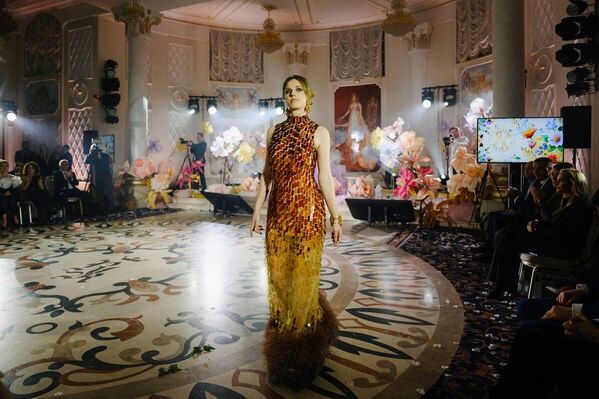 Јединствена хаљина, у којој је тканина у потпуности замењена ћилибаром, први пут је представљена на модној ревији у Калињинграду 28. фебруара. Јединствена хаљина, у којој је тканина у потпуности замењена ћилибаром, први пут је представљена на модној ревији у Калињинграду 28. фебруара. - Sputnik Србија