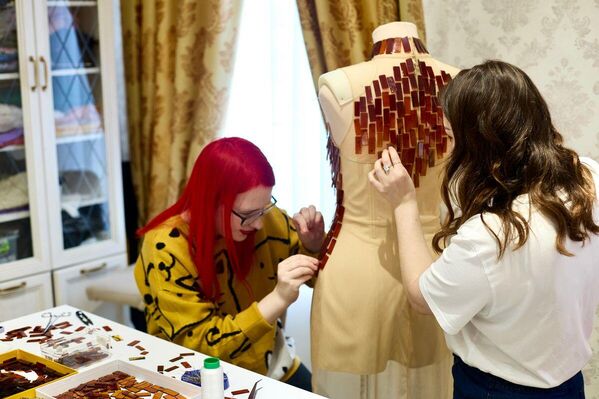 Кројачице израђују хаљину од ћилибара. Кројачице израђују хаљину од ћилибара. - Sputnik Србија