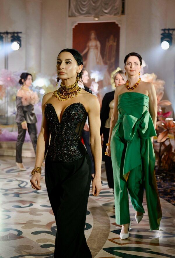 Манекенке носе и накит од ћилибара. Манекенке носе и накит од ћилибара. - Sputnik Србија