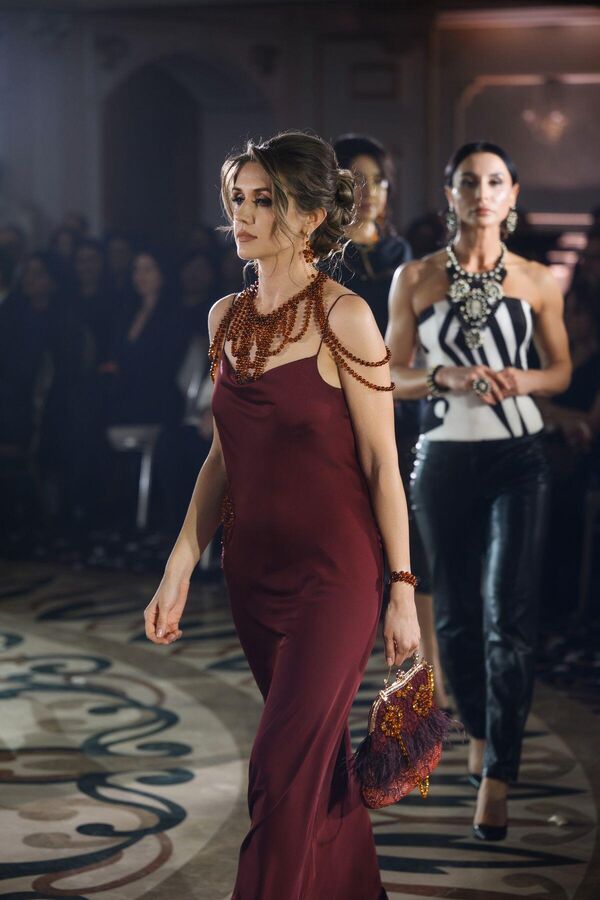 Производња ћилибара у комбинату доживела је свој врхунац 1980-их када су брошеви, наушнице и фигуре од овог материјала биле широко распрострањене у СССР-у и другим социјалистичким земљама. Производња ћилибара у комбинату доживела је свој врхунац 1980-их када су брошеви, наушнице и фигуре од овог материјала биле широко распрострањене у СССР-у и другим социјалистичким земљама. - Sputnik Србија