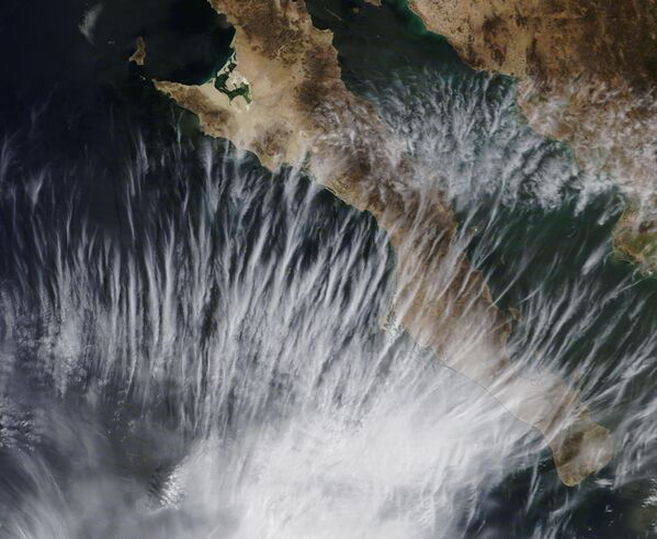 Задивљујући призор на небу изнад Доње Калифорније у Мексику крајем фебруара 2025. - Sputnik Србија