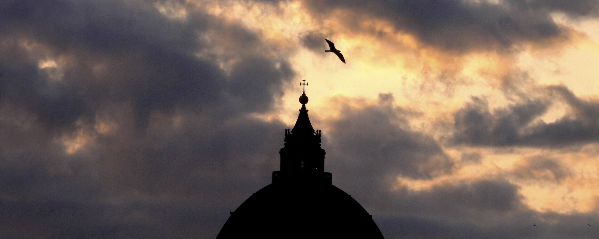 Temnыe tuči navisli nad soborom Svяtogo Petra v Vatikane v Rime, Italiя - Sputnik Srbija, 1920, 22.05.2025