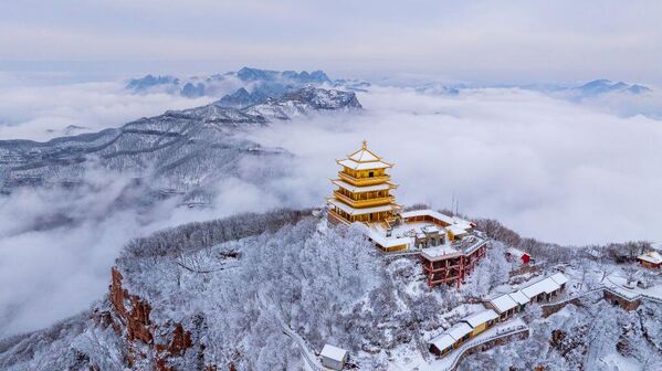 Облак обавија снегом прекривену планину Вангву у кинеској провинцији Хенан. - Sputnik Србија