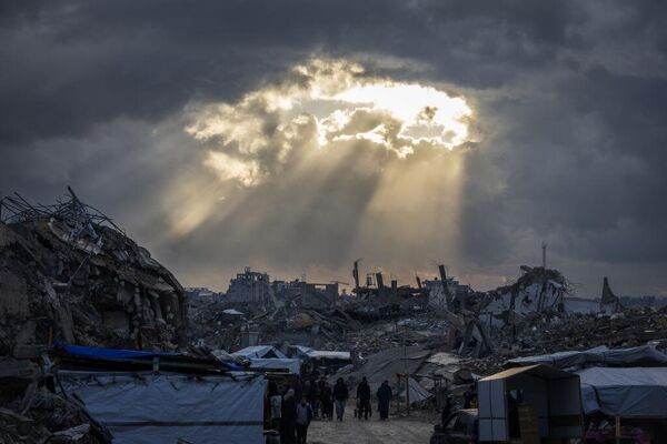 Небо над избегличким кампом Џабалија у Гази. - Sputnik Србија