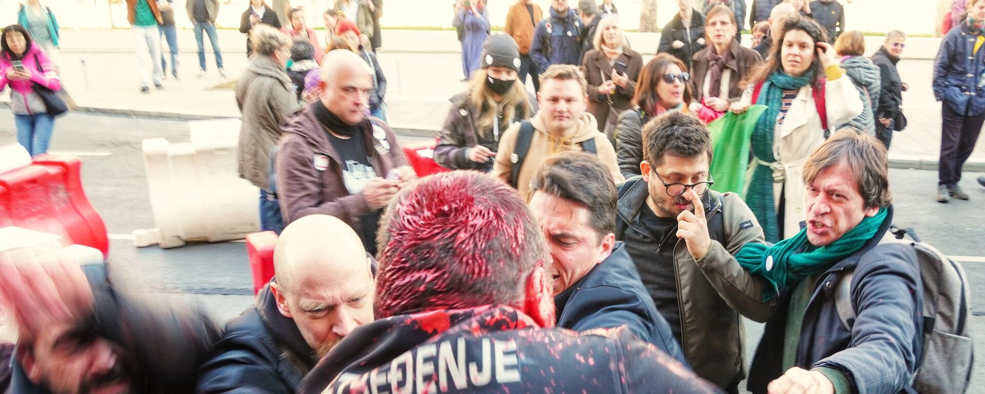 Представници опозиције покушали насилно да уђу у Скупштину града, туча са обезбеђењем - Sputnik Србија, 1920, 06.03.2025